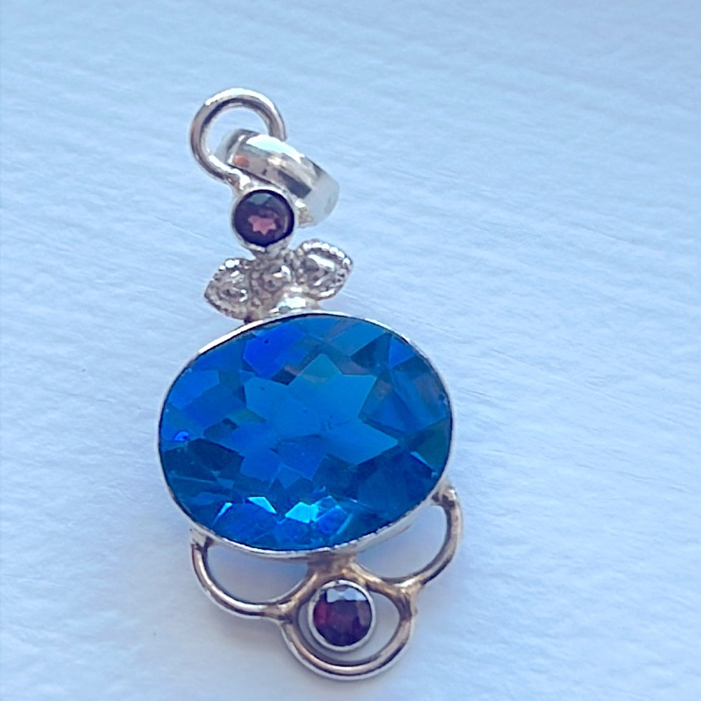 925S Silver Blue Topaz and Garnet  Necklaces Pendant